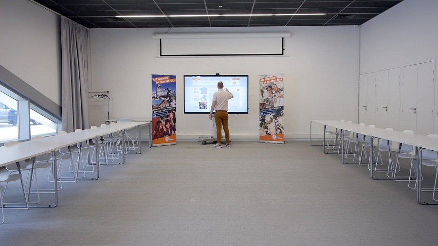 salle équipée d'outils de présentation et collaboratifs Speechi à louer pour séminaire et formation