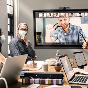 une visioconférence avec écran et appareil interactif