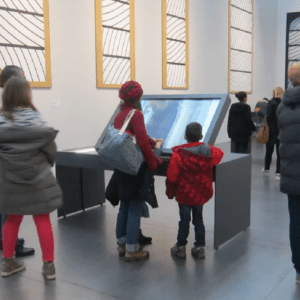 borne avec affichage dynamique tactile