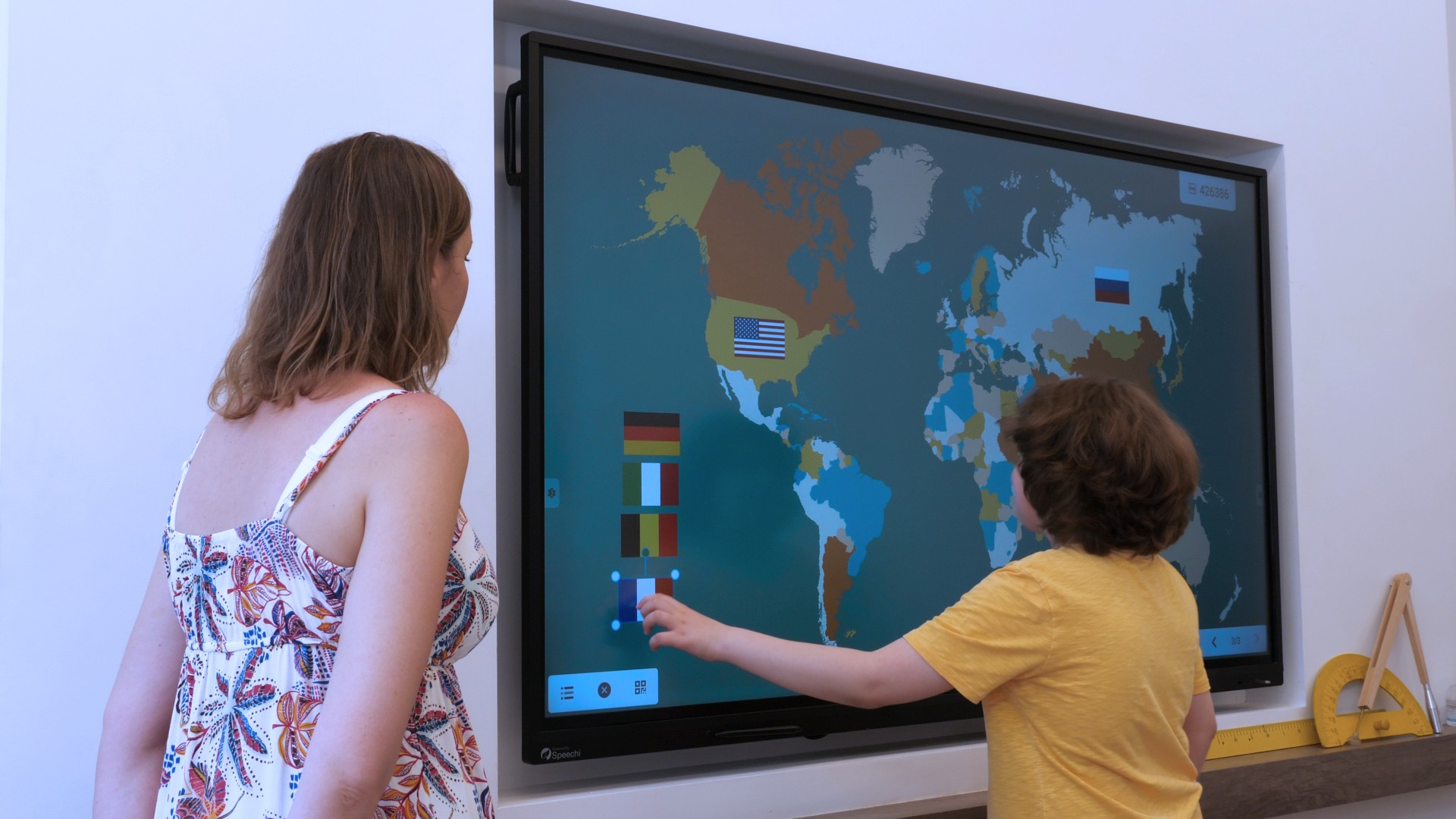 écran interactif tactile SpeechiTouch pour faire cours avec élève qui participe