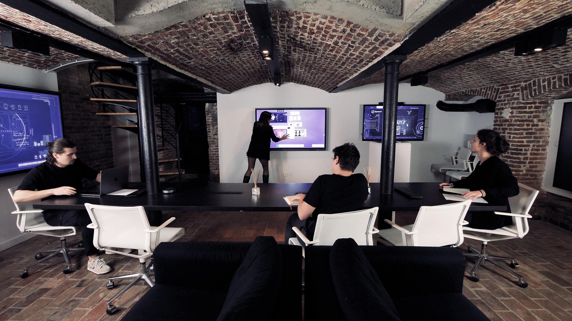 collaborer avec un écran de visioconférence