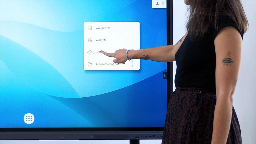 Présentation d'une interface Android sur un écran de visioconférence de dernière génération.