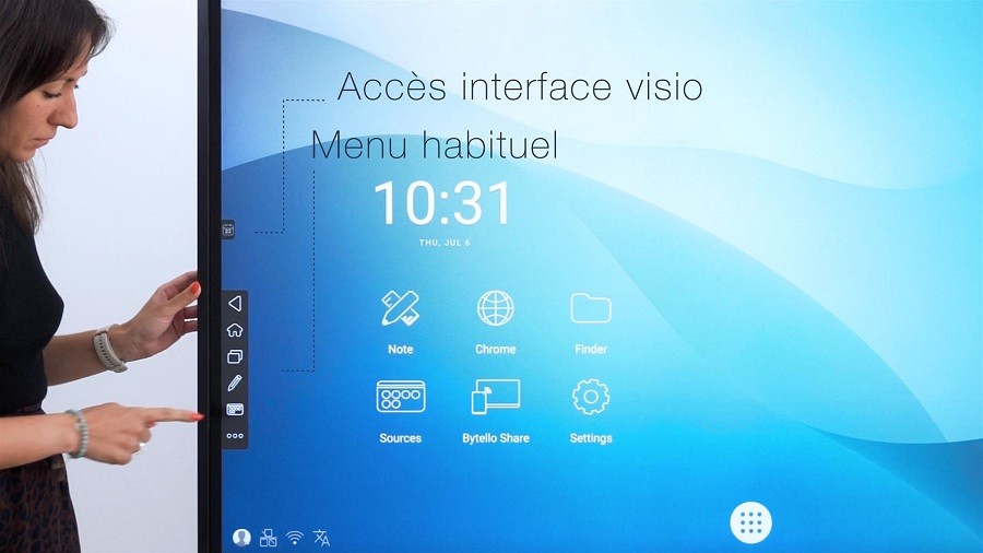 Démonstration d'une nouvelle application sur une interface Android via un écran de visioconférence.